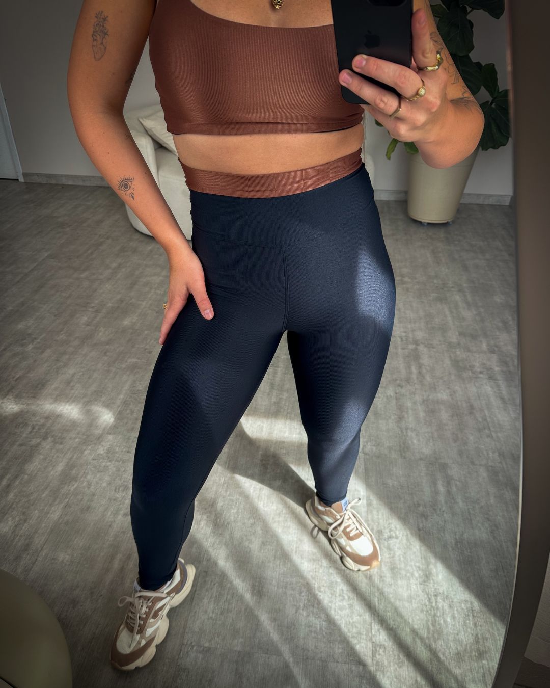 Legguing Gloss