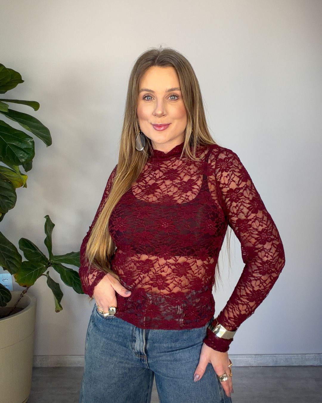 Blusa em Renda com Recorte Lateral