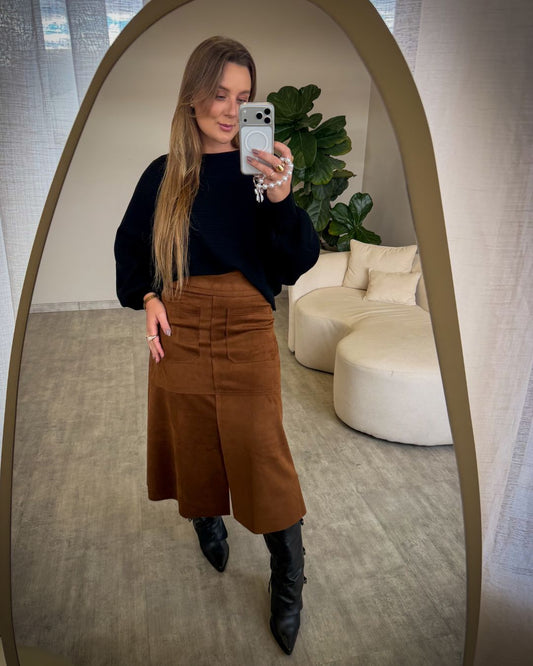 Saia Midi em Suede com Fenda e Bolsos Frontais