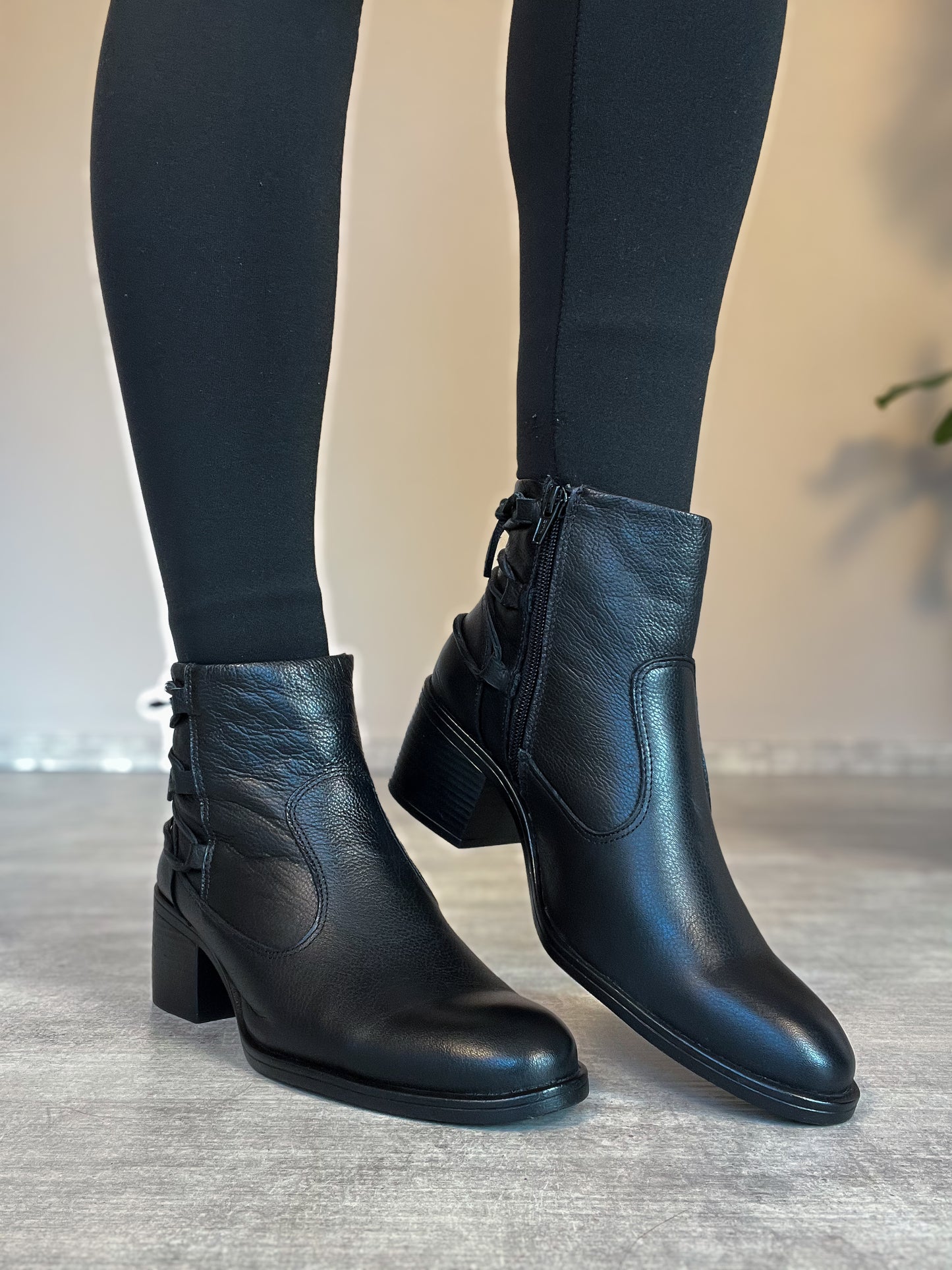 Bota Couro com Amarração Atrás