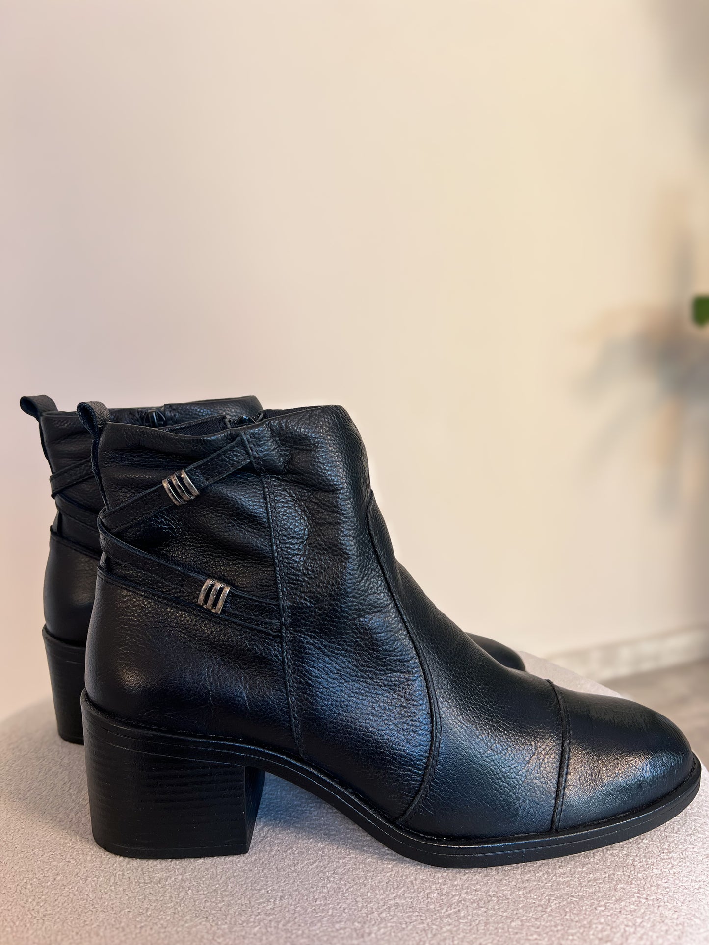 Bota Cano Curto com Salto Grosso
