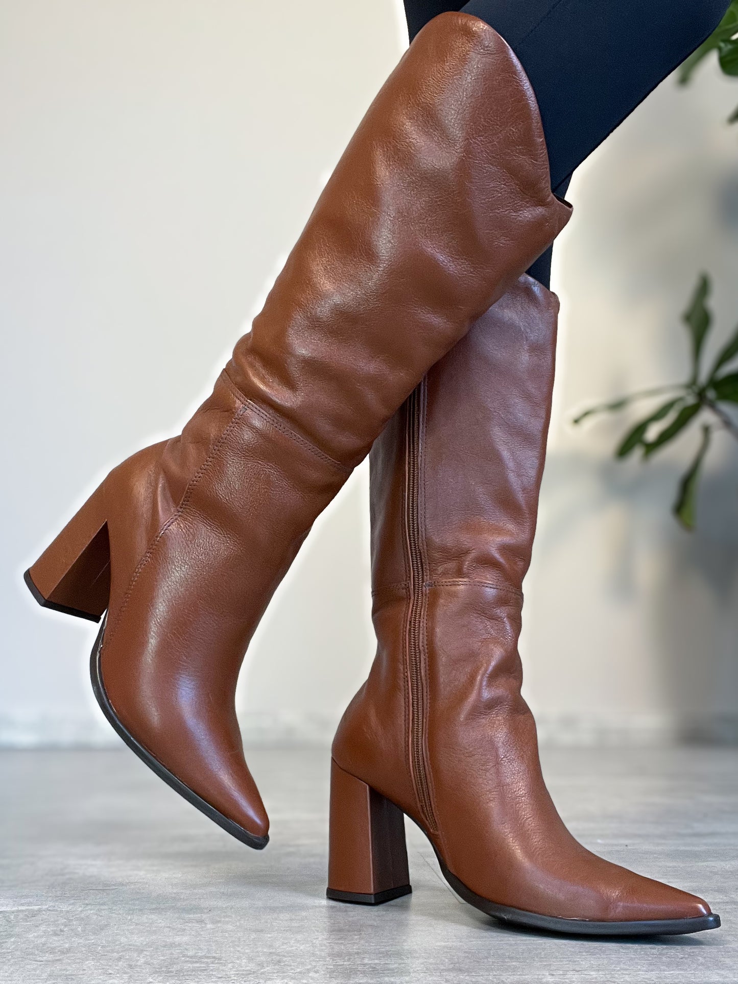 Bota Cano Longo com Detalhe em Elástico e Salto Quadrado