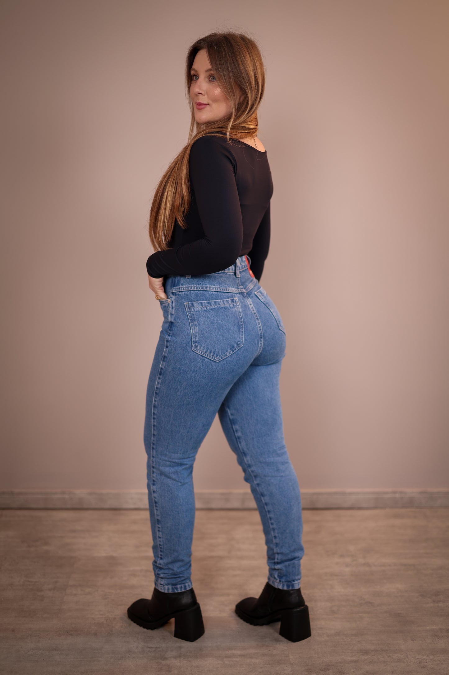 Calça Jeans Mom Marmorizada Clara
