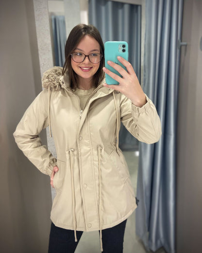 Parka Forrada com Capuz de Pelo