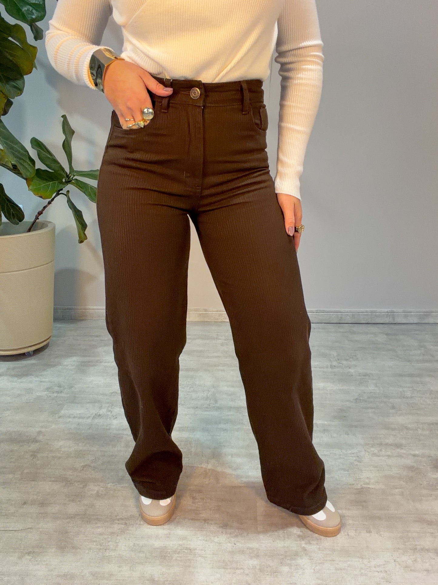 Calça Wide Leg em sarja canelada