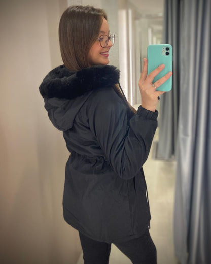 Parka Forrada com Capuz de Pelo
