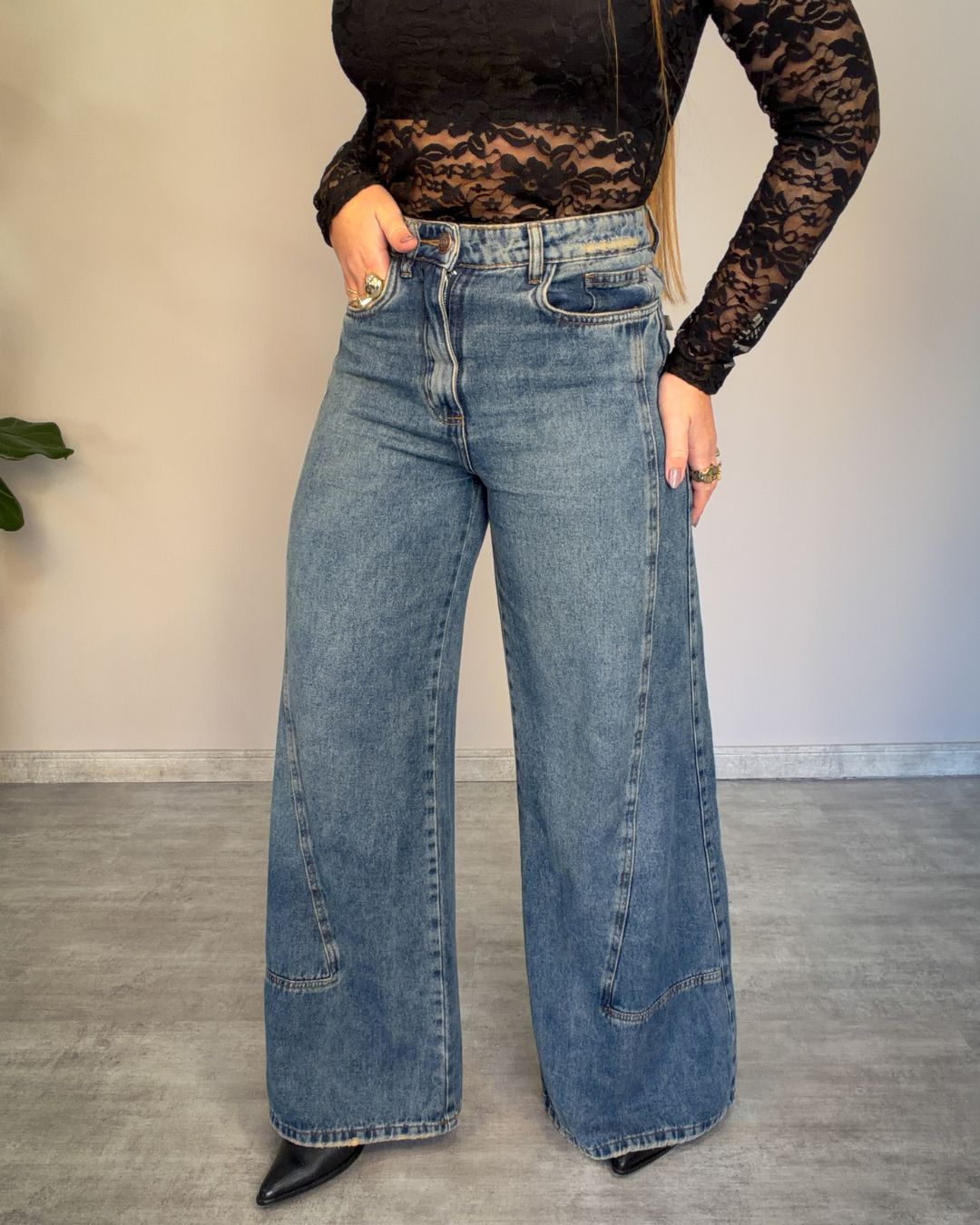 Calça Wide Leg com Costura Lateral e Perna Ampla