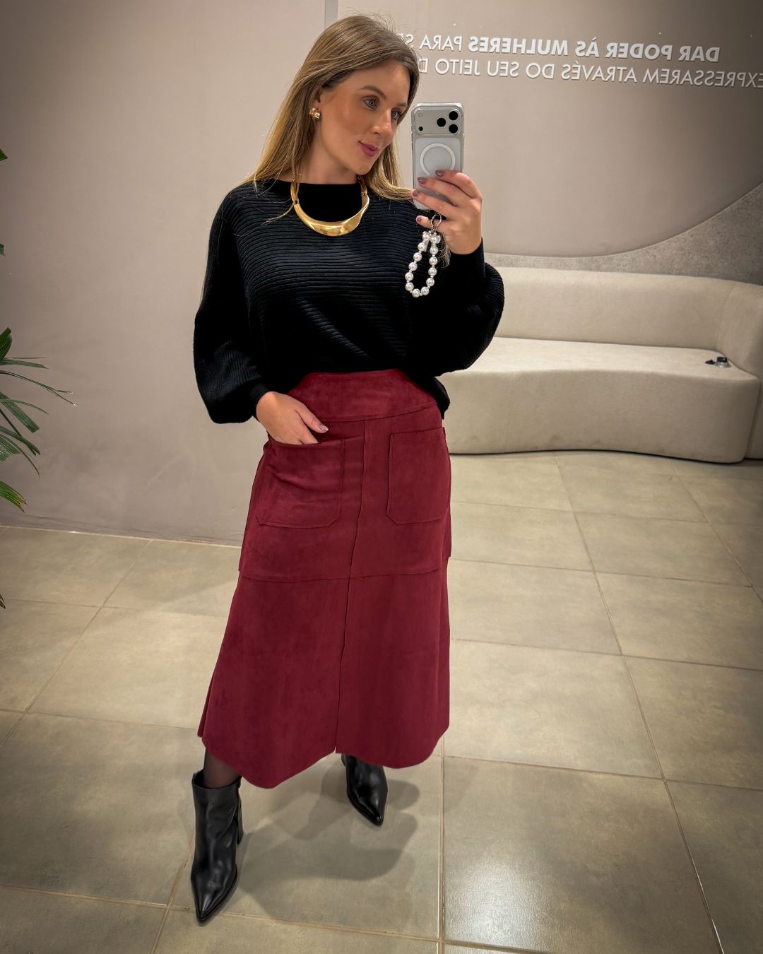 Saia Midi em Suede com Fenda e Bolsos Frontais
