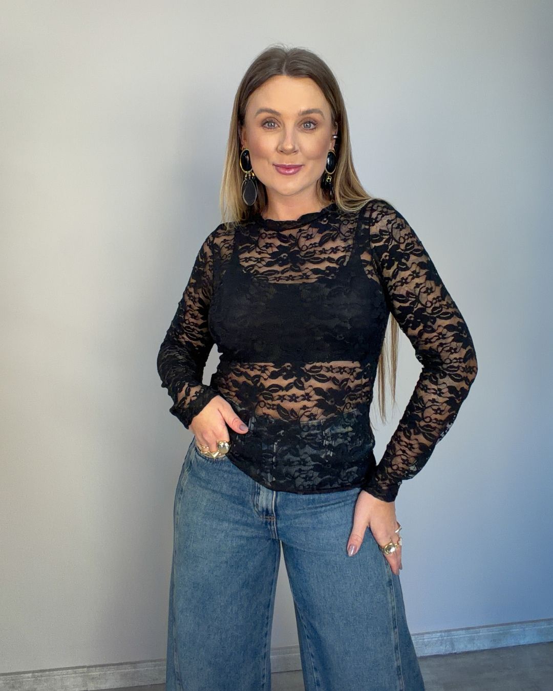 Blusa em Renda com Recorte Lateral