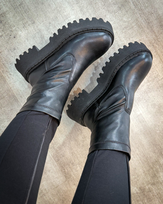 Bota Meia Feminina em Couro Sintético Plataforma Tratorada Preta