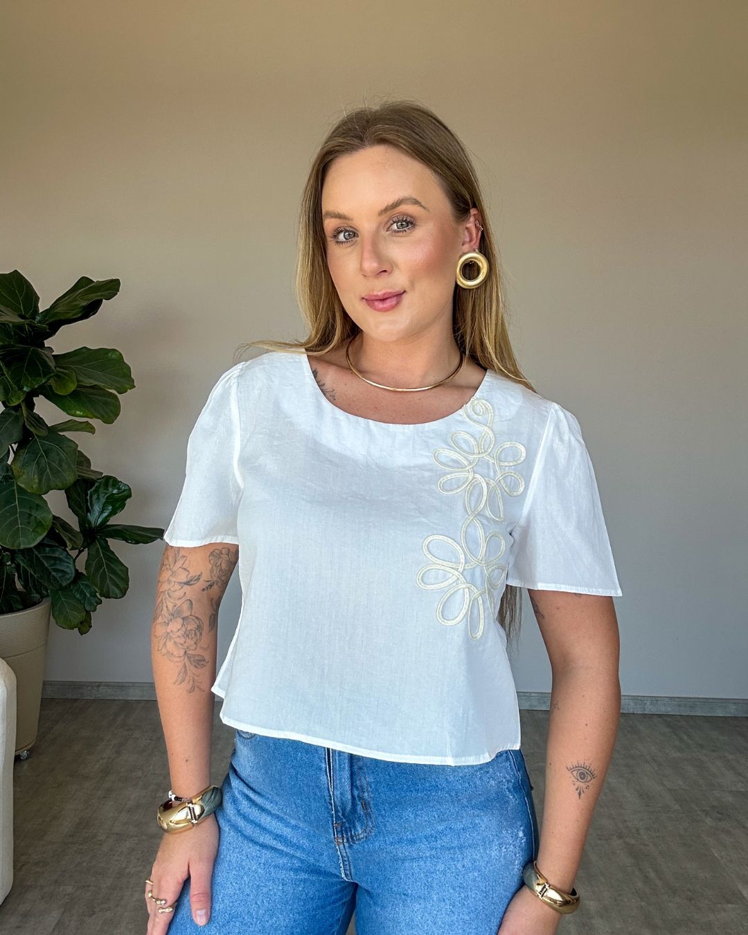 Blusa Curta com Bordado Aplicado