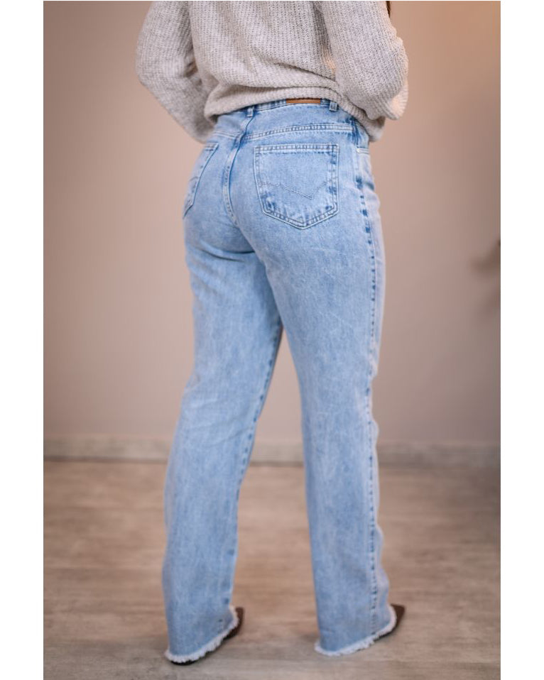 Calça Reta Clara com Barra Desfiada