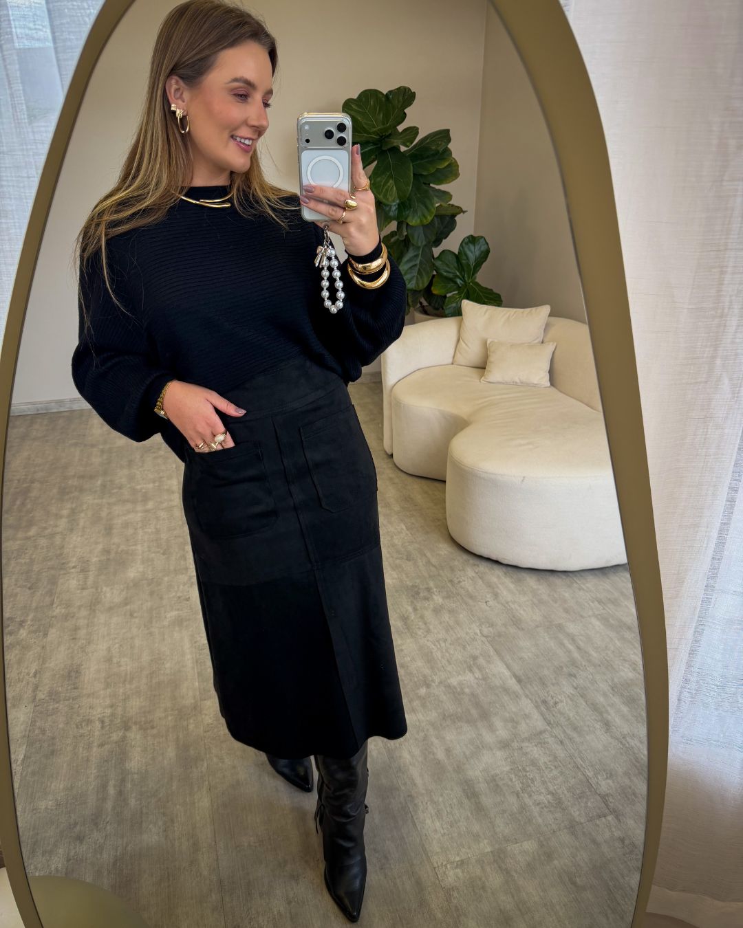 Saia Midi em Suede com Fenda e Bolsos Frontais