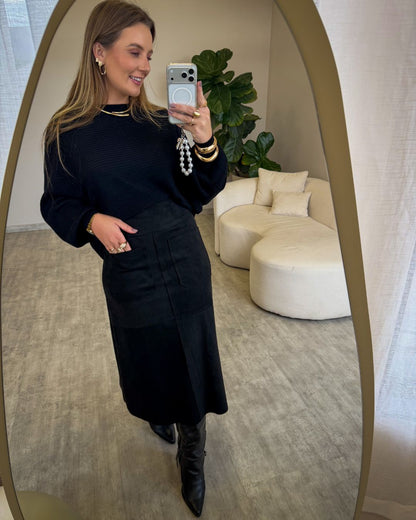 Saia Midi em Suede com Fenda e Bolsos Frontais