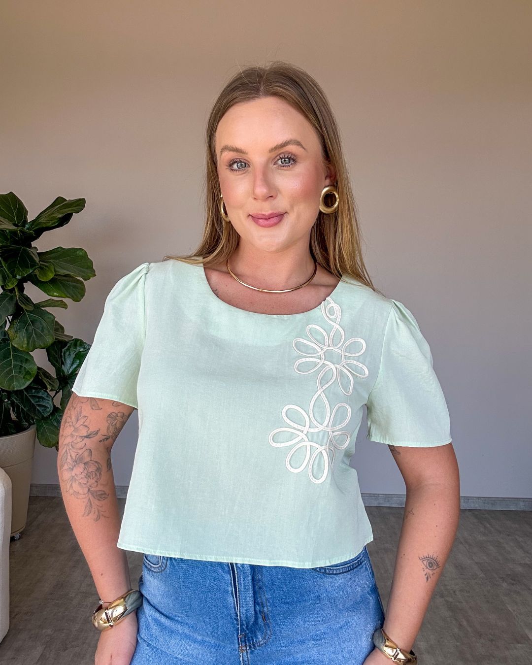 Blusa Curta com Bordado Aplicado