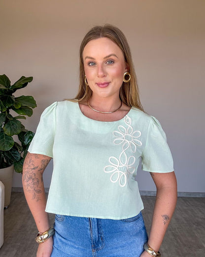Blusa Curta com Bordado Aplicado