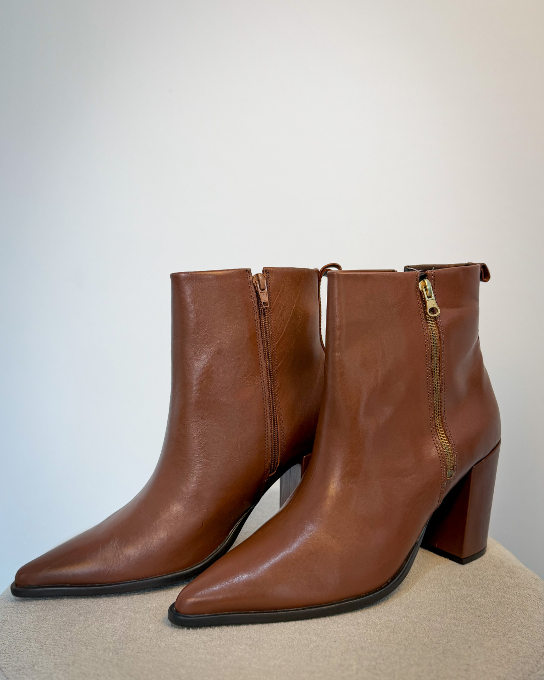 Bota Couro Elegance com Zípers Laterais