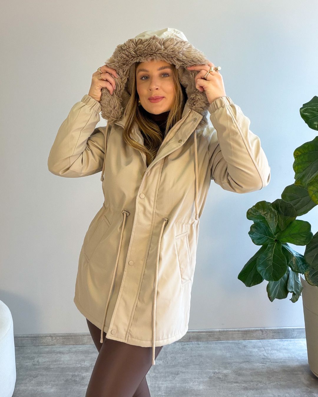 Parka Forrada com Capuz de Pelo