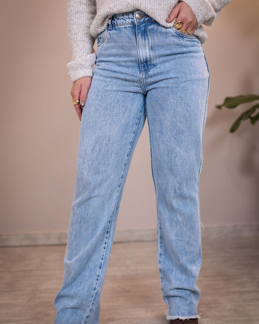 Calça Reta Clara com Barra Desfiada
