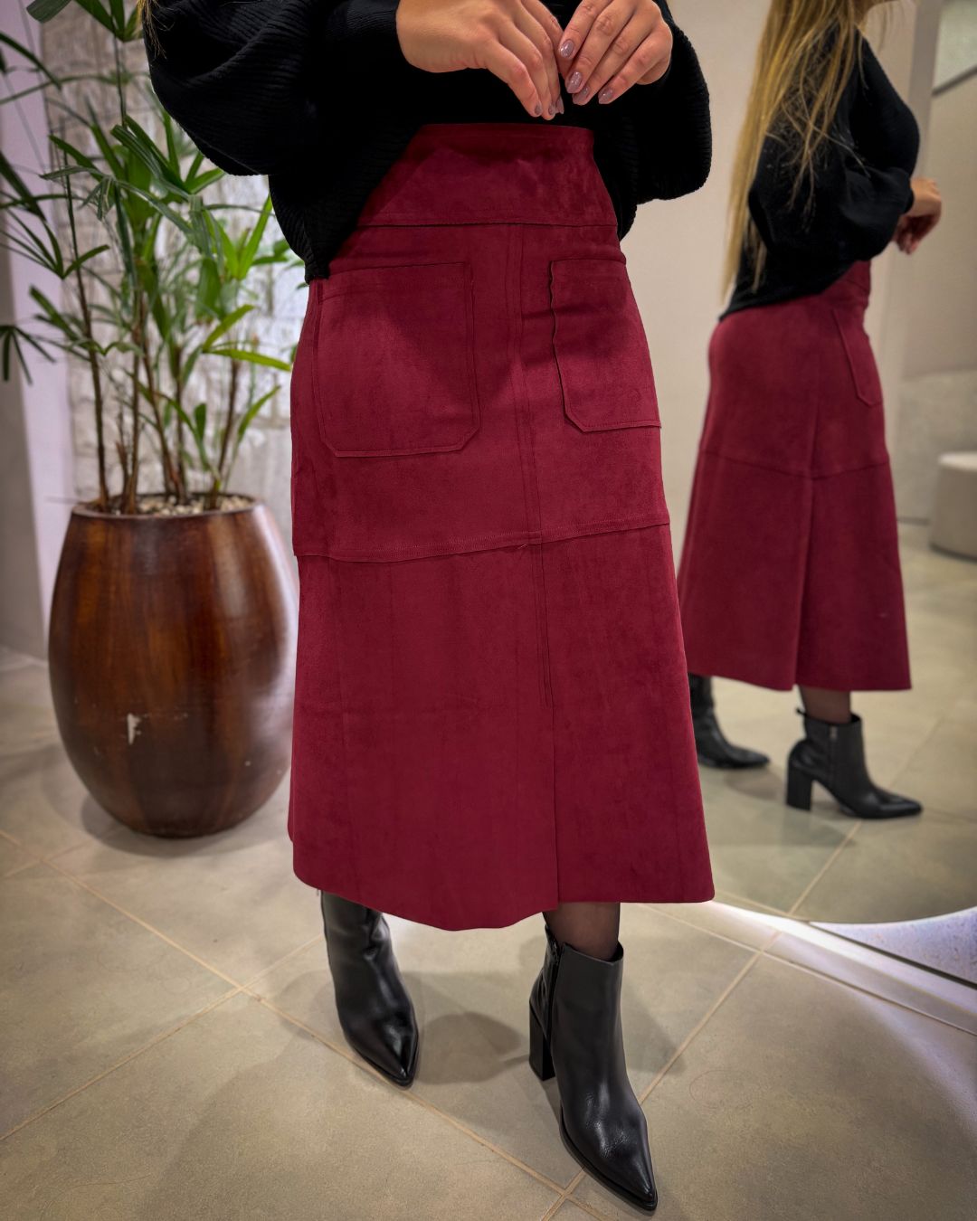 Saia Midi em Suede com Fenda e Bolsos Frontais