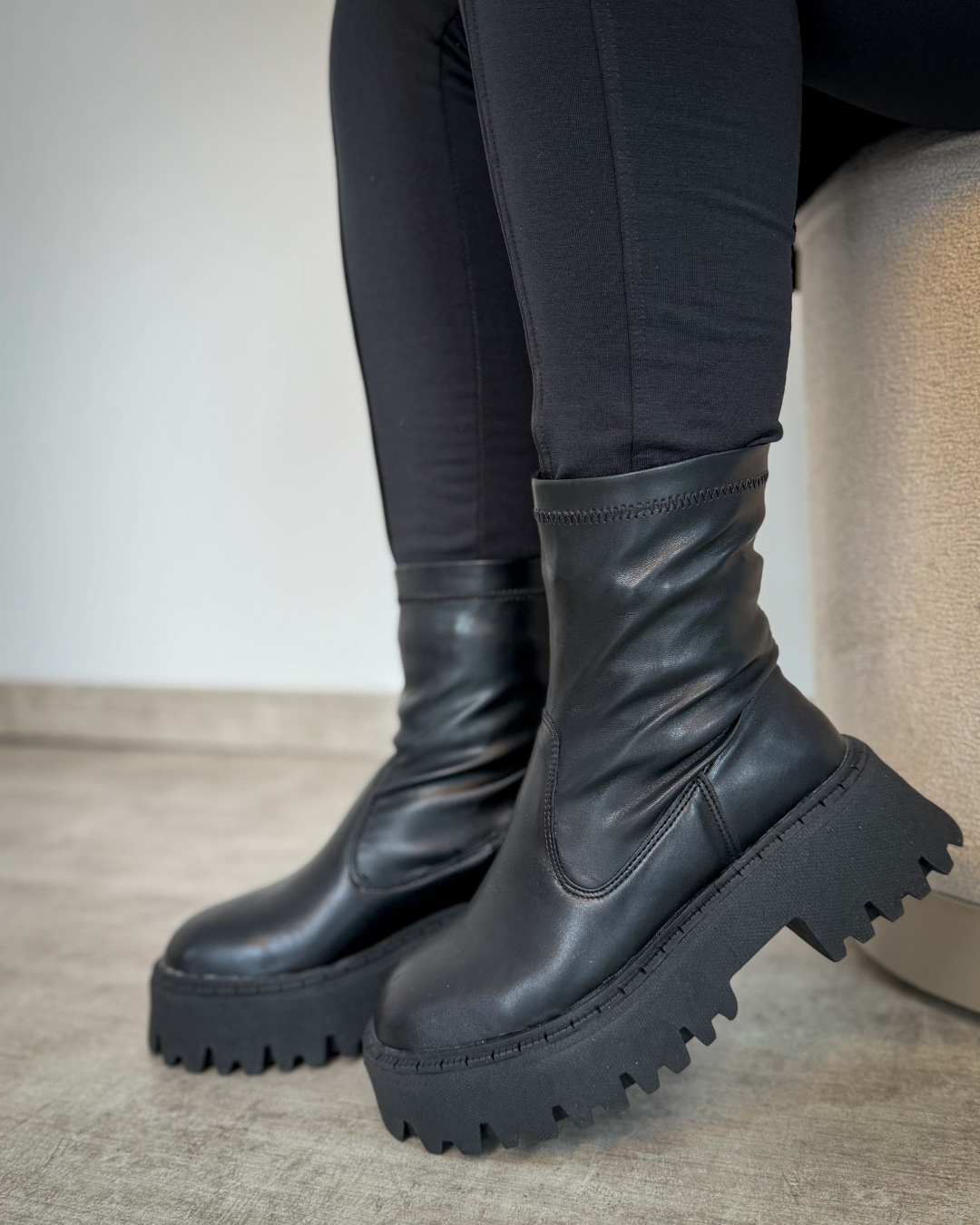Bota Meia Feminina em Couro Sintético Plataforma Tratorada Preta