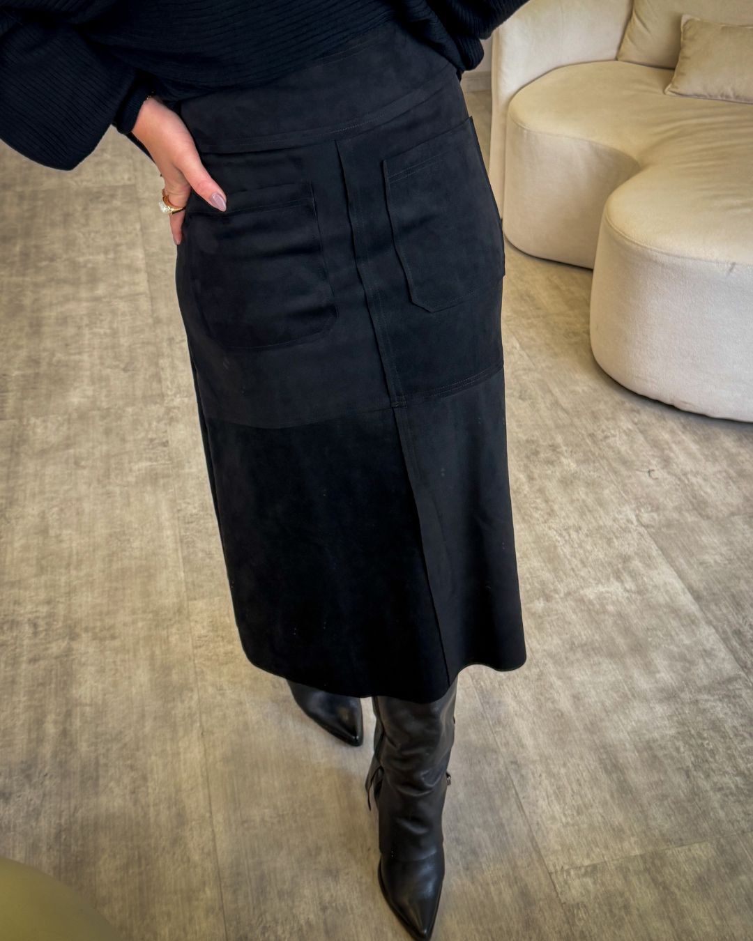 Saia Midi em Suede com Fenda e Bolsos Frontais
