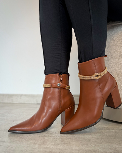 Bota Feminina em Couro Legítimo com Salto Bloco e Acessório Removível