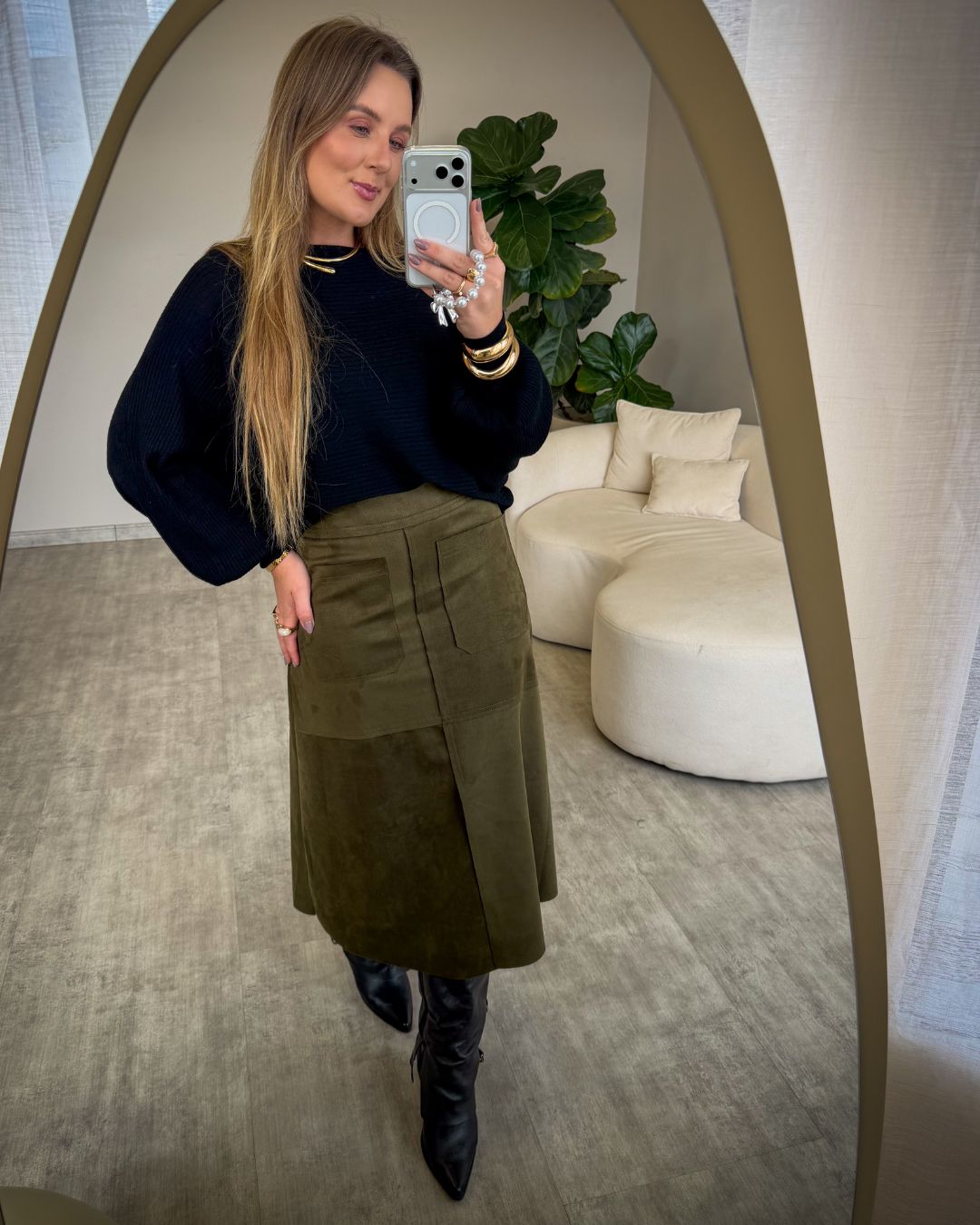 Saia Midi em Suede com Fenda e Bolsos Frontais