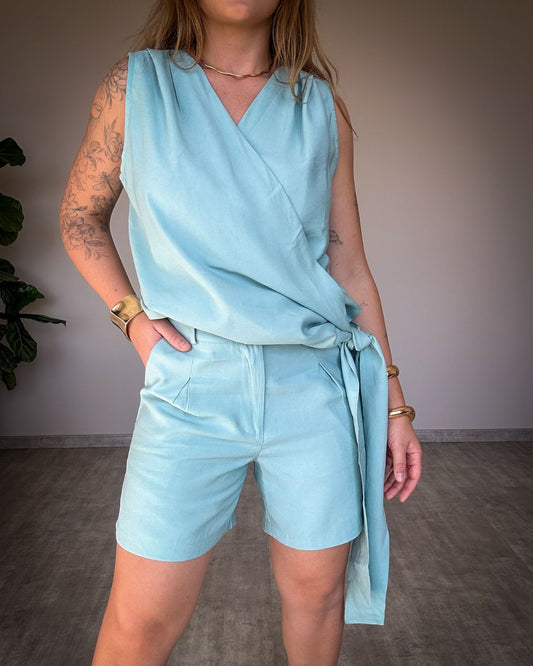 Conjunto Alfaiataria Short e Colete Transpassado