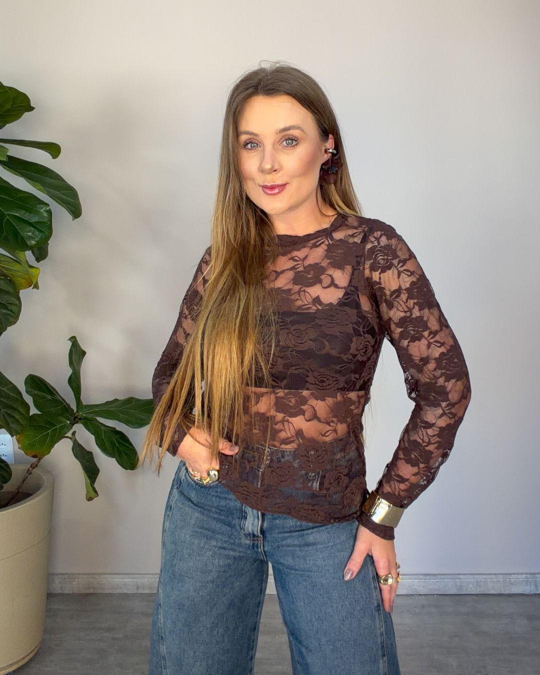 Blusa em Renda com Recorte Lateral