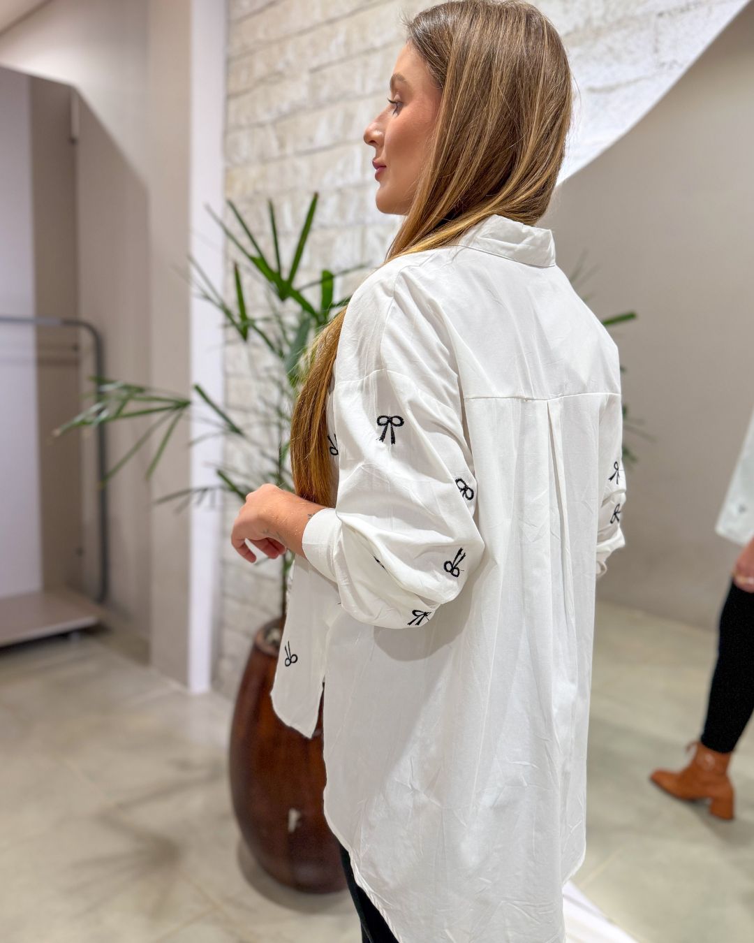 Camisa Bordada com Laços