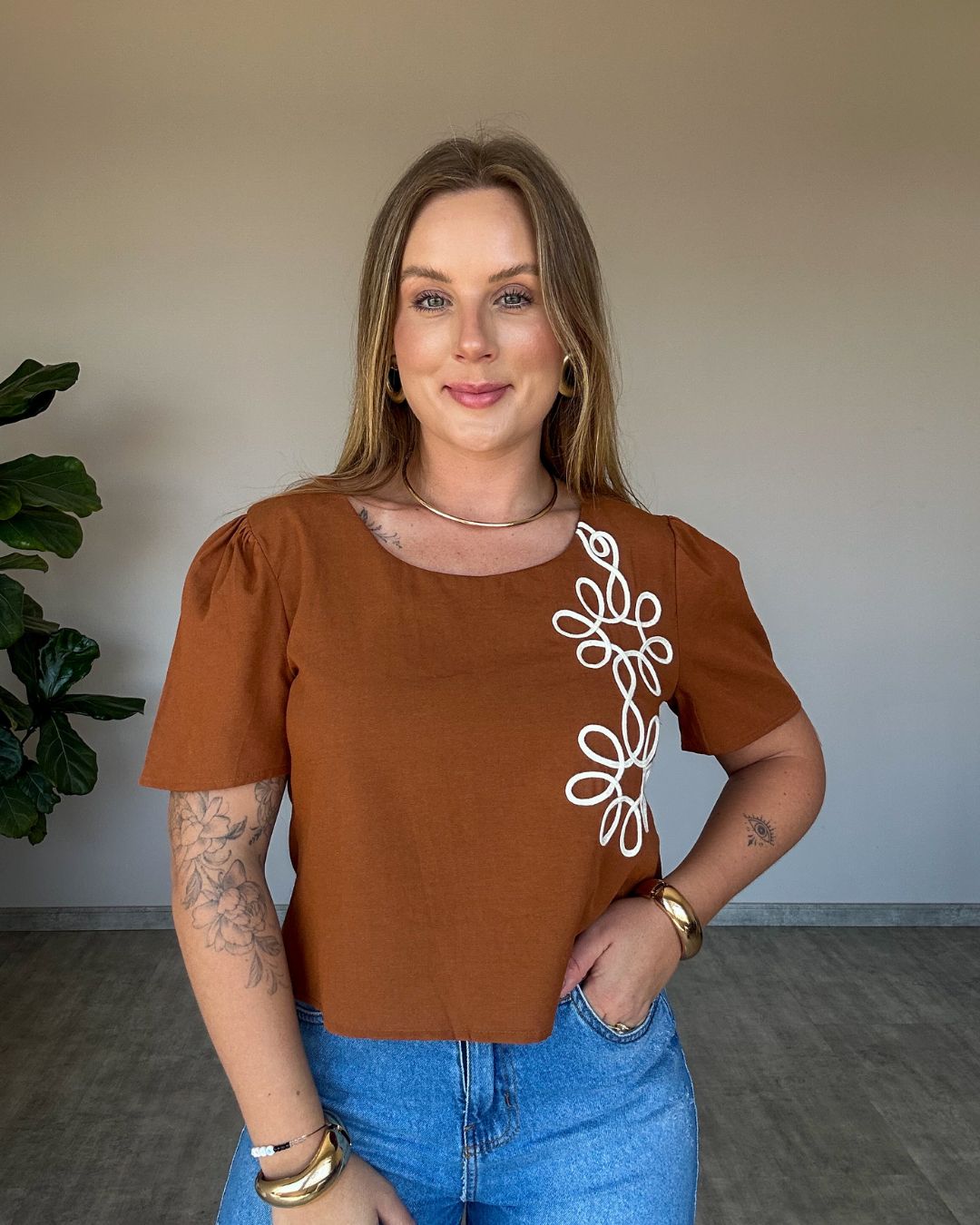 Blusa Curta com Bordado Aplicado
