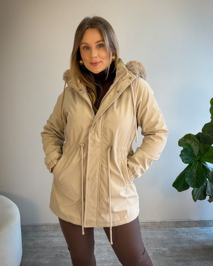 Parka Forrada com Capuz de Pelo