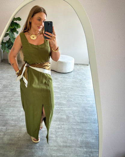 Vestido Midi com Fenda Frontal