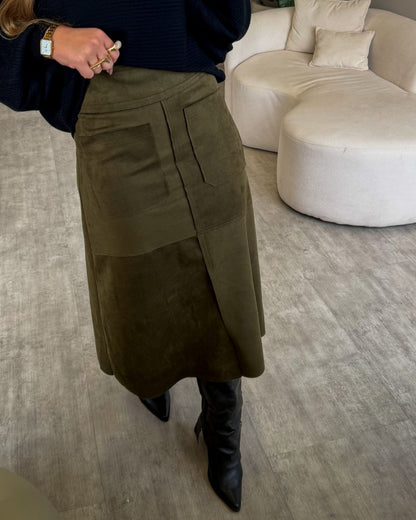 Saia Midi em Suede com Fenda e Bolsos Frontais
