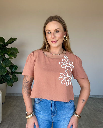 Blusa Curta com Bordado Aplicado