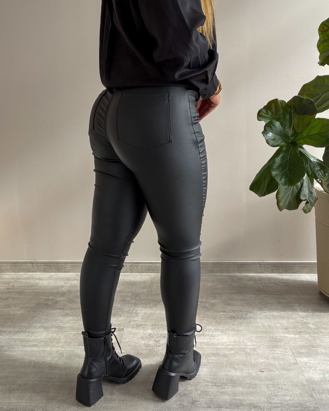 Calça Skinny Resinada Cintura Alta