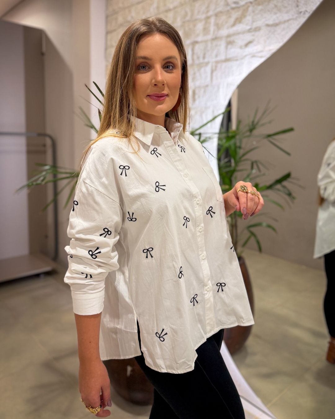 Camisa Bordada com Laços