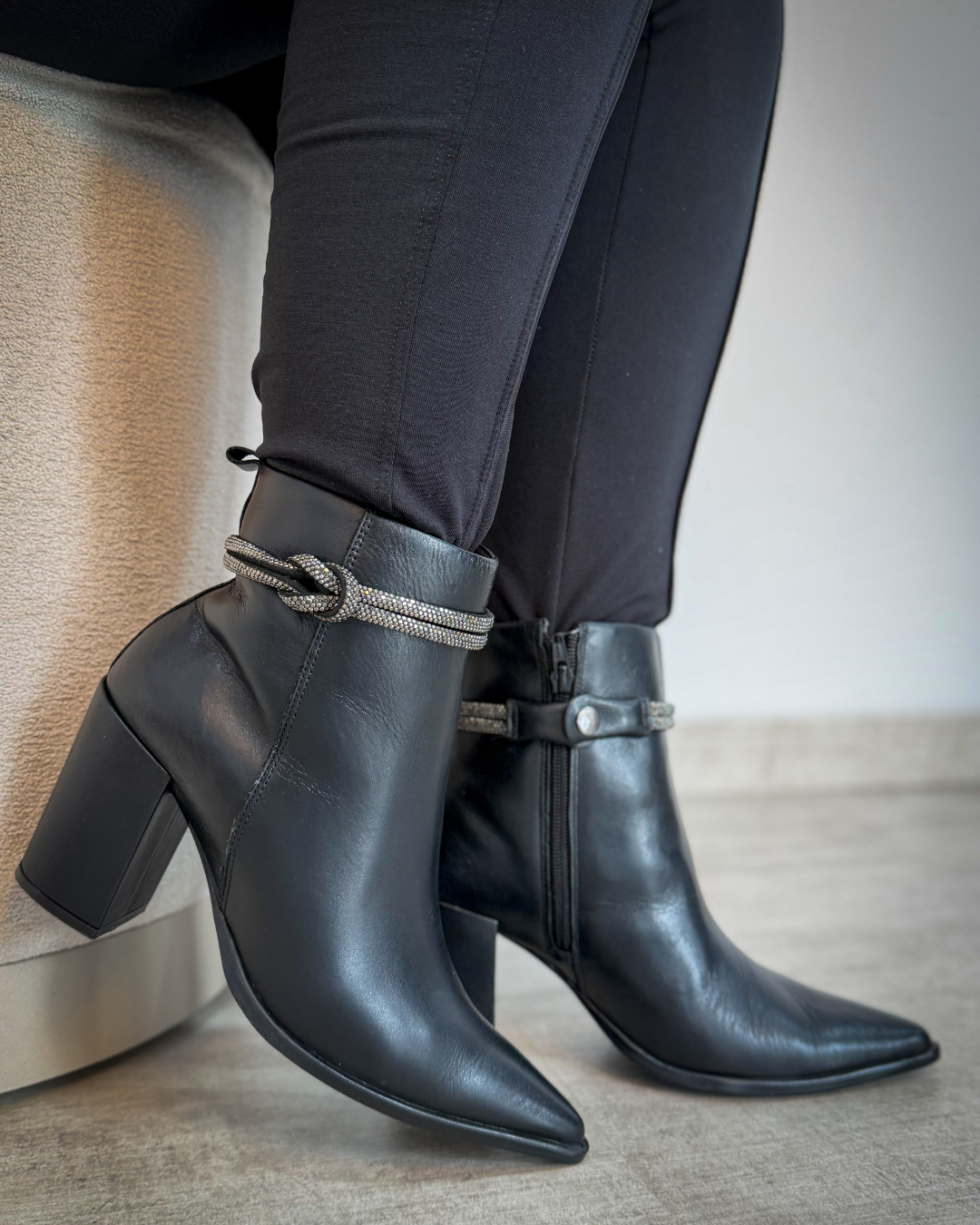 Bota Feminina em Couro Legítimo com Salto Bloco e Acessório Removível