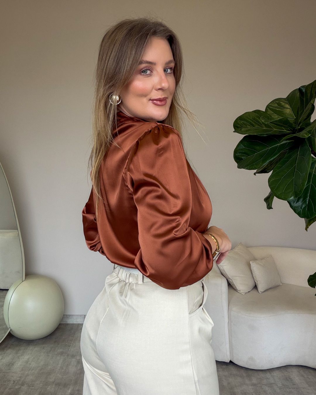 Blusa de Cetim com Gola Alta e Recorte Frontal