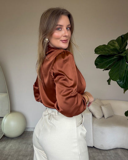 Blusa de Cetim com Gola Alta e Recorte Frontal