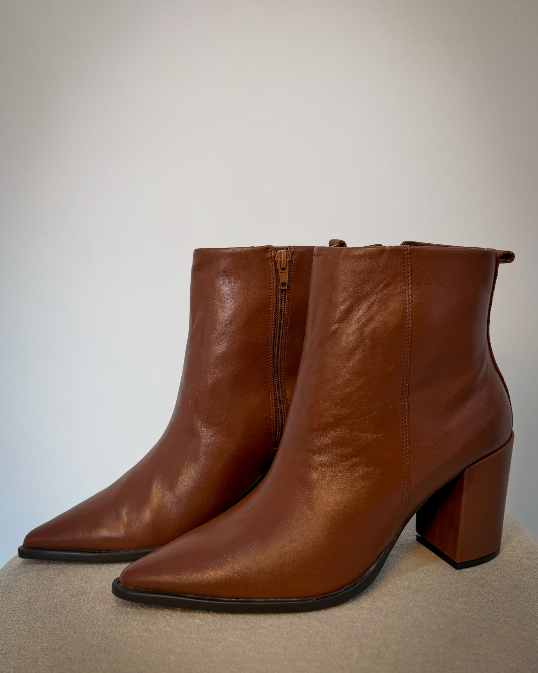 Bota Feminina em Couro Legítimo com Salto Bloco e Acessório Removível
