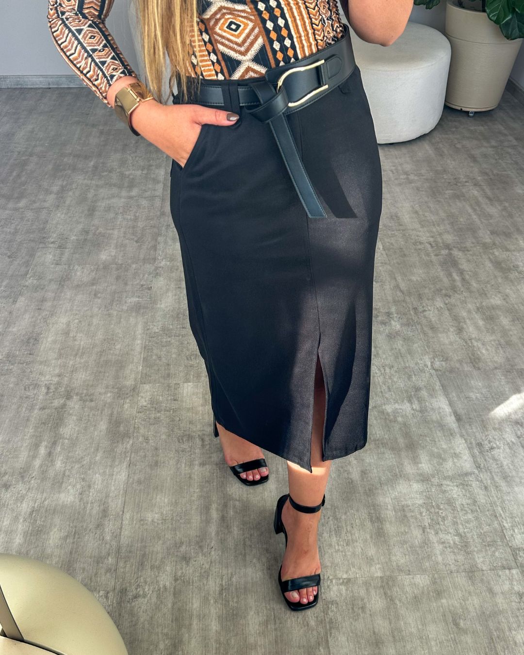 Saia Mídi com Fenda Frontal