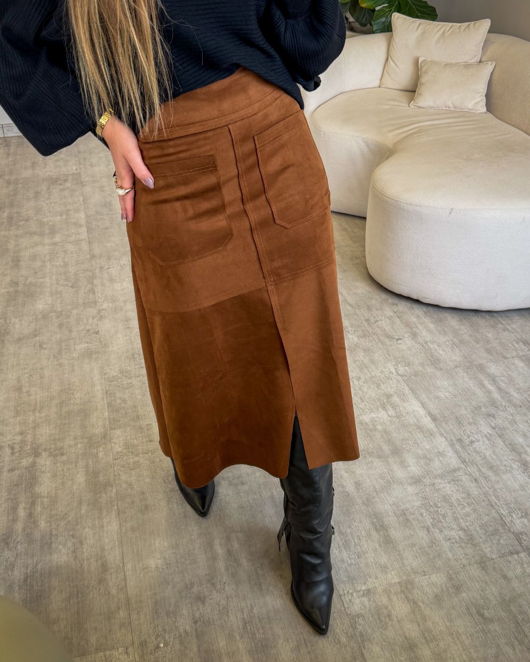 Saia Midi em Suede com Fenda e Bolsos Frontais