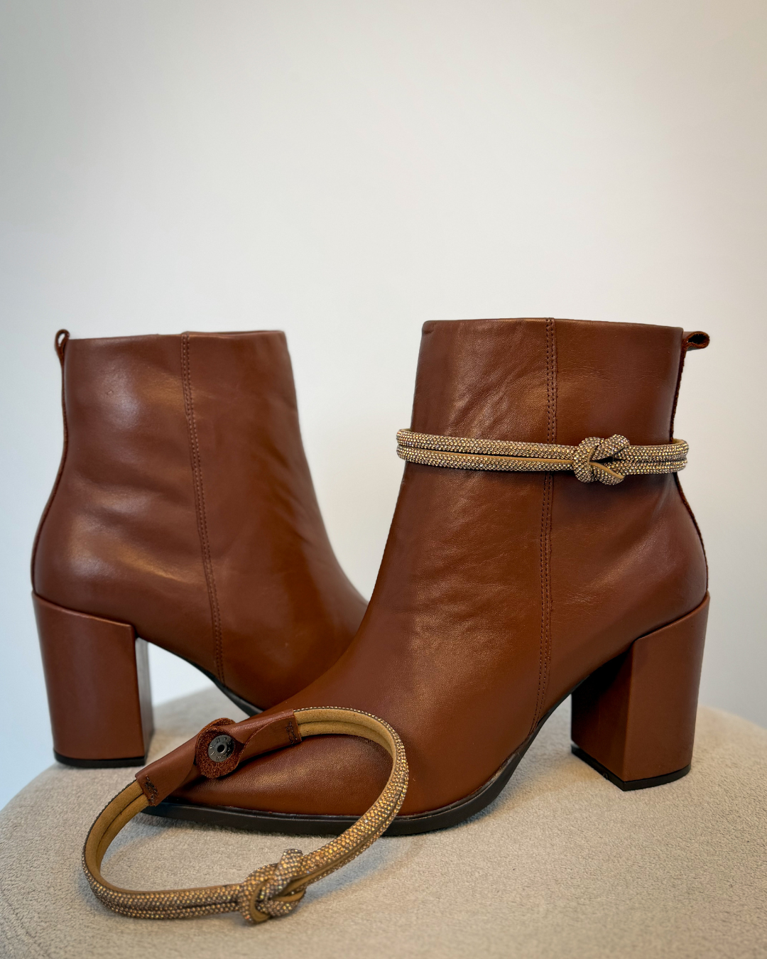 Bota Feminina em Couro Legítimo com Salto Bloco e Acessório Removível