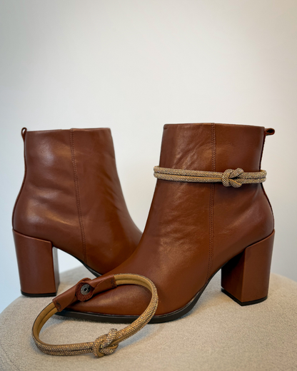 Bota Feminina em Couro Legítimo com Salto Bloco e Acessório Removível