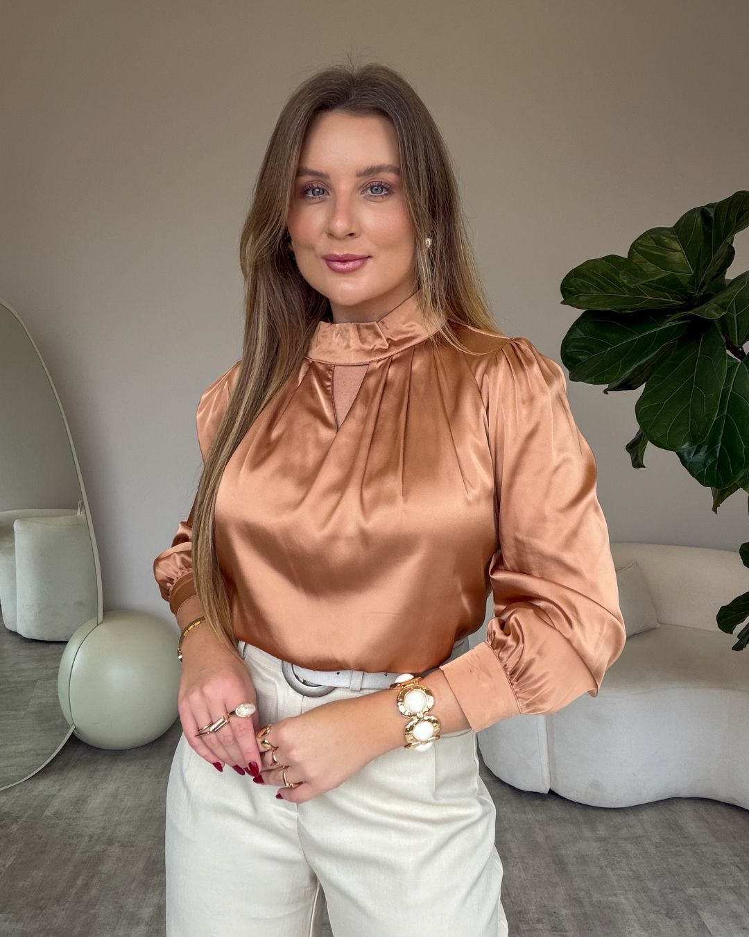 Blusa de Cetim com Gola Alta e Recorte Frontal