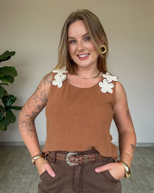 Regata com Flor em Crochê