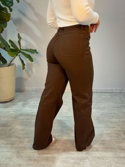 Calça Wide Leg em sarja canelada