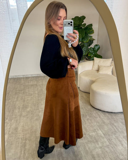 Saia Midi em Suede com Fenda e Bolsos Frontais
